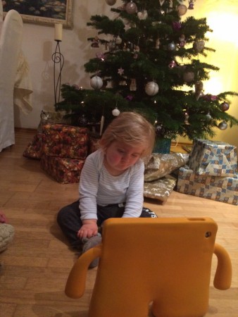 NAJKRAJŠÍ DARČEK NA VIANOCE 2014 - vydržím sedieť samostatne bez opory, podstatný je iPad predomňou a pesničky :)